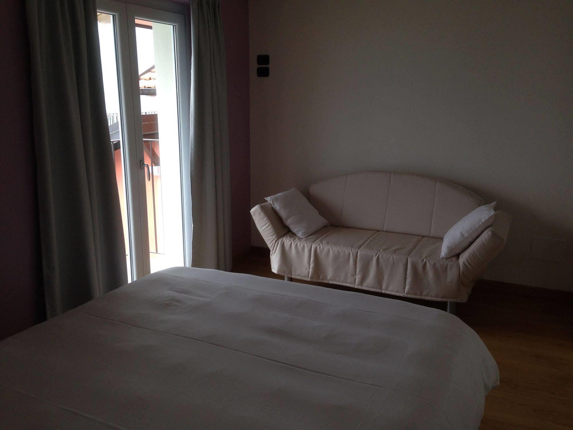 Residence Cafelicita - Promotion - Apartments Lake View - Infinity Pool - Jacuzzi กราเวโดนา ภายนอก รูปภาพ